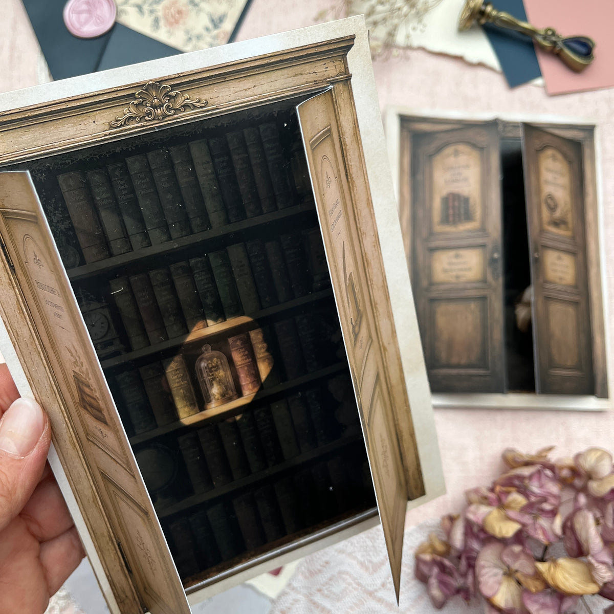 Verborgene Welten – Die vergessene Bibliothek | Interaktives Bastelset fürs Junk Journal